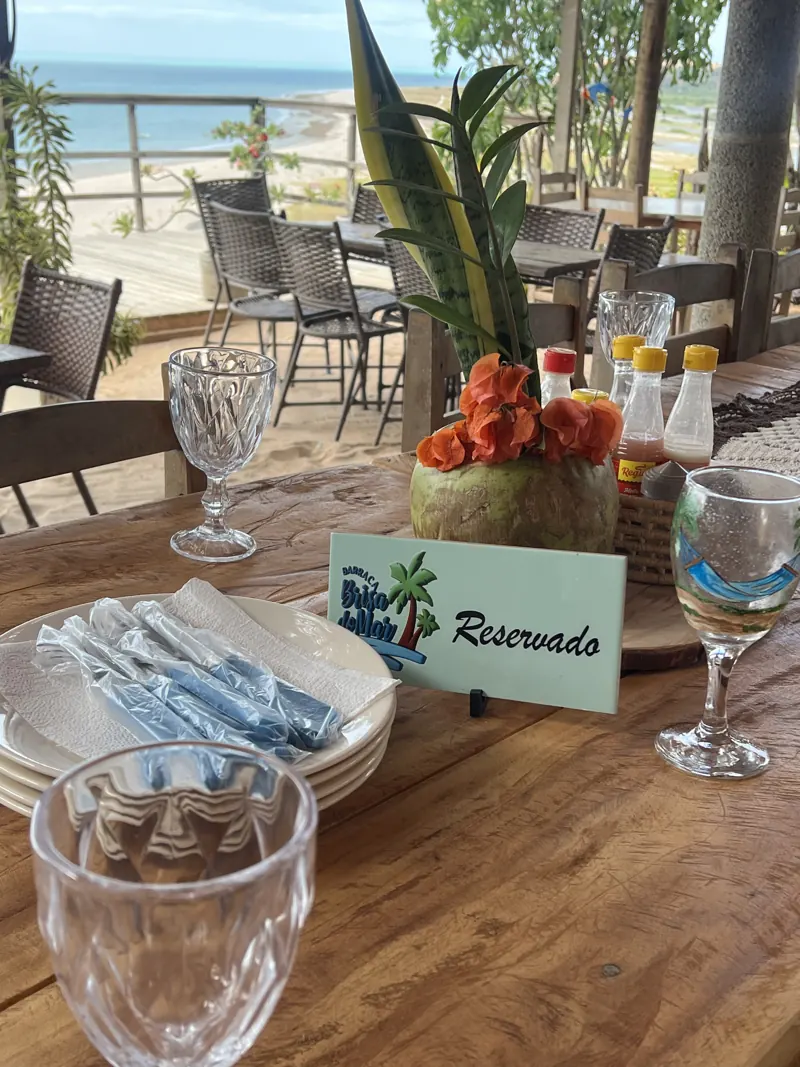 Mesa com placa de Reservado