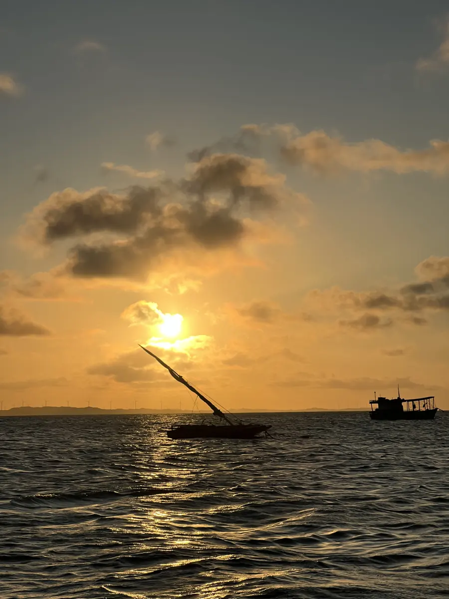 Pôr do sol no mar de Retiro Grande com uma jangada