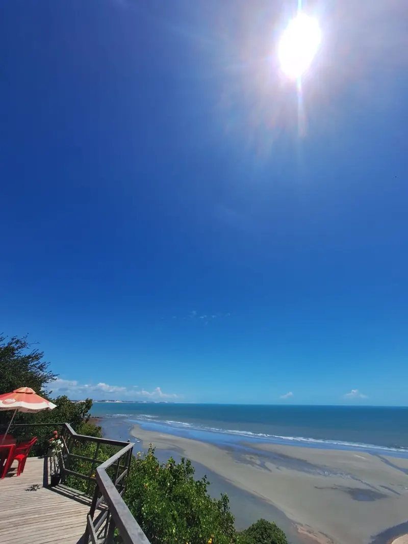 Praia de Retiro Grande vista de cima, com sol forte