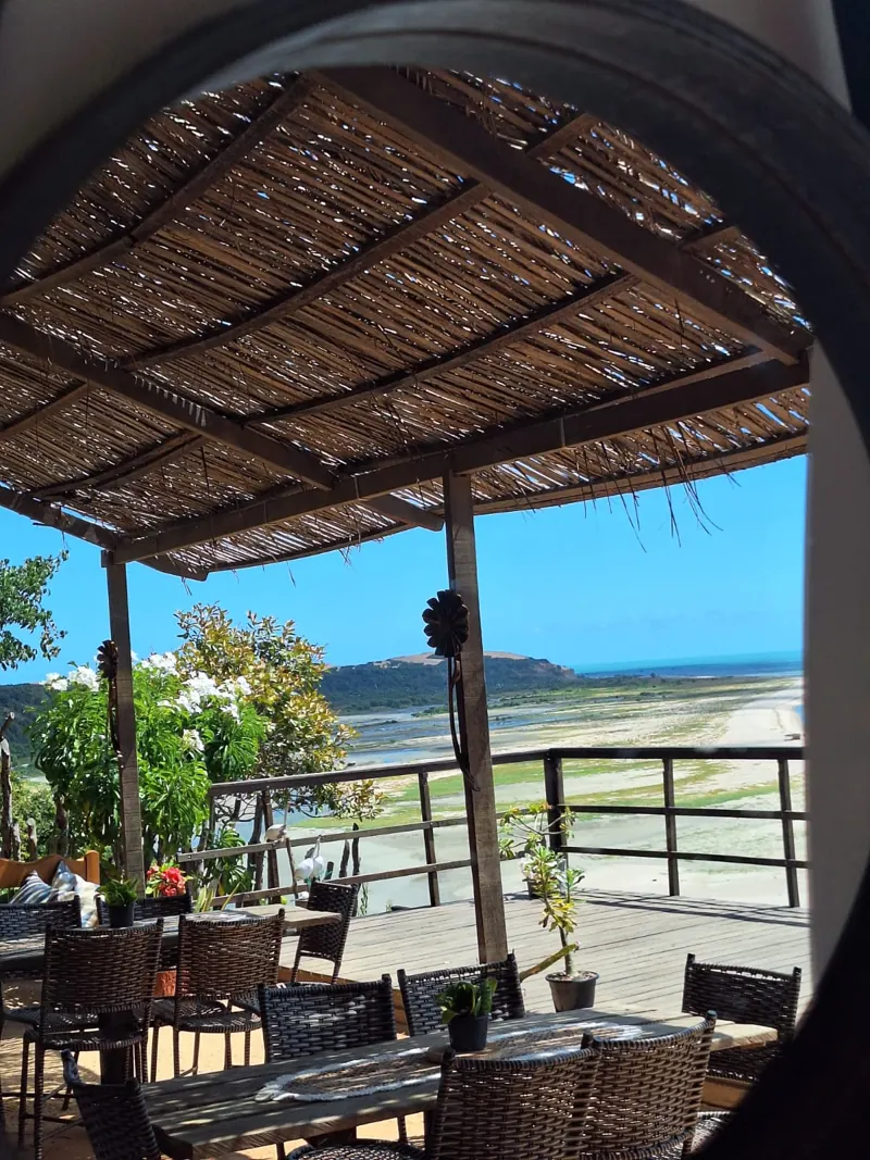 Salão coberto com vista para a praia