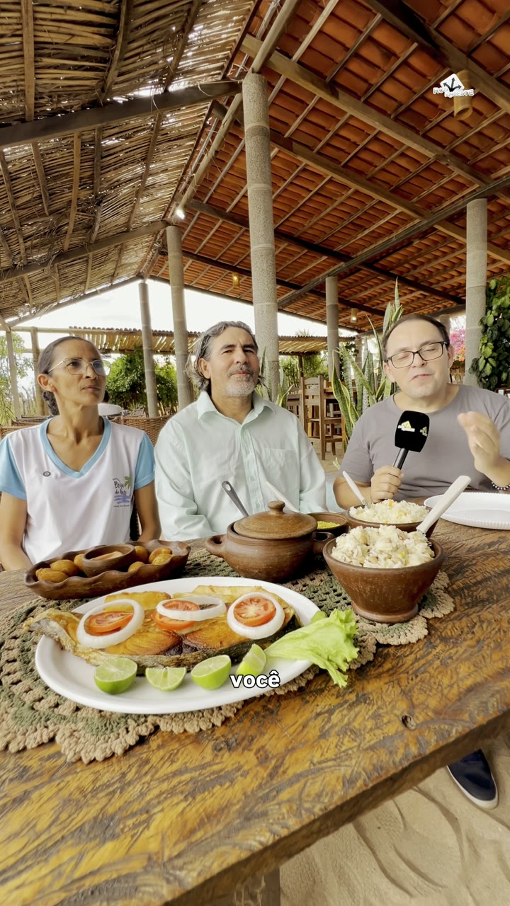 Marina e Itamar à mesa com os pratos da casa, na reportagem da Rota Nordeste